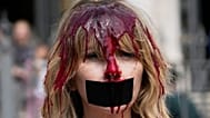 Roma, Perşembe, 30 Nisan 2026: Kırmızı boyaya bulanmış İtalyan oyuncu ve PETA aktivisti Loredana Cannata, Aziz Meryem Büyük Bazilikası önünde boğa güreşini protesto ediyor.