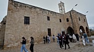 يغادر المصلّون كاتدرائية القديس توما بعد حضور قداس أحد الشعانين في مدينة صور الساحلية الجنوبية، جنوب لبنان، الأحد 29 مارس/آذار 2026.