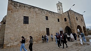 يغادر المصلّون كاتدرائية القديس توما بعد حضور قداس أحد الشعانين في مدينة صور الساحلية الجنوبية، جنوب لبنان، الأحد 29 مارس/آذار 2026.