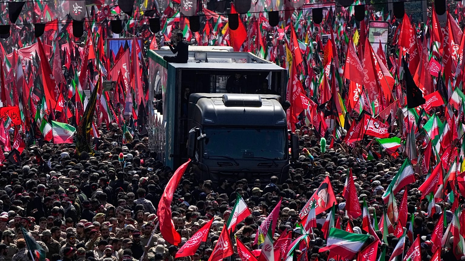 Téhéran : le camion transportant le cercueil du guide suprême iranien Ali Khamenei, assassiné, avance lors du cortège funèbre