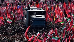 تهران، ایران، ۶ ژوئیه ۲۰۲۶: کامیون حامل تابوت آیت‌الله علی خامنه‌ای، رهبر ایران که کشته شده، در مراسم تشییع جنازه در خیابان‌های تهران حرکت می‌کند.