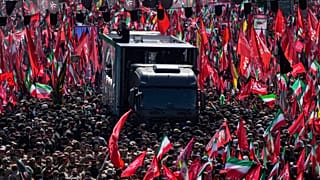 Тегеран, Иран, 6 июля 2026 года: грузовик с гробом убитого верховного лидера Ирана аятоллы Али Хаменеи едет по проспекту во время похоронной процессии в Тегеране