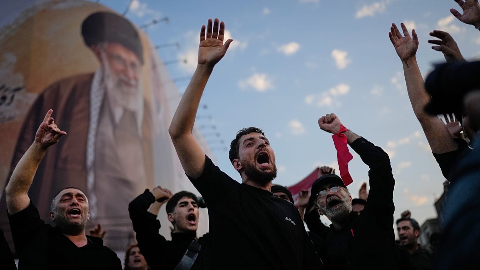 المشيعون يرددون شعارات أثناء تجمعهم في ساحة الثورة الإسلامية لحضور موكب جنازة المرشد الأعلى الإيراني علي خامنئي تحت لوحة إعلانية تصور خامنئي في طهران،الاثنين 6 يوليو 2026