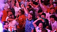 Des supporters anglais célèbrent le but de Jude Bellingham lors d'une diffusion d'un match de groupe de la Coupe du monde de la FIFA