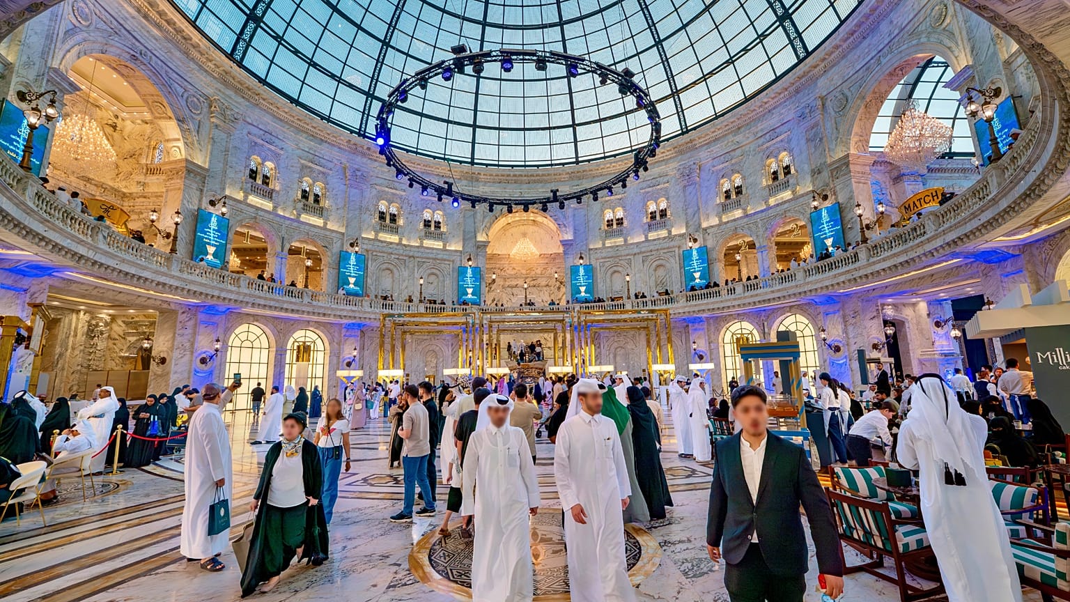 Los visitantes recorren la 13ª edición del festival de perfumes Teeb Al Hazm en el centro comercial Al Hazm de Doha.