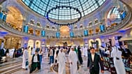 Des visiteurs découvrent la 13e édition du festival de parfums Teeb Al Hazm, au centre commercial Al Hazm, à Doha.
