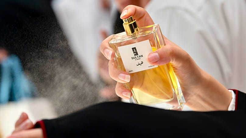 Una visitante prueba un perfume en Teeb Al Hazm, en Doha.