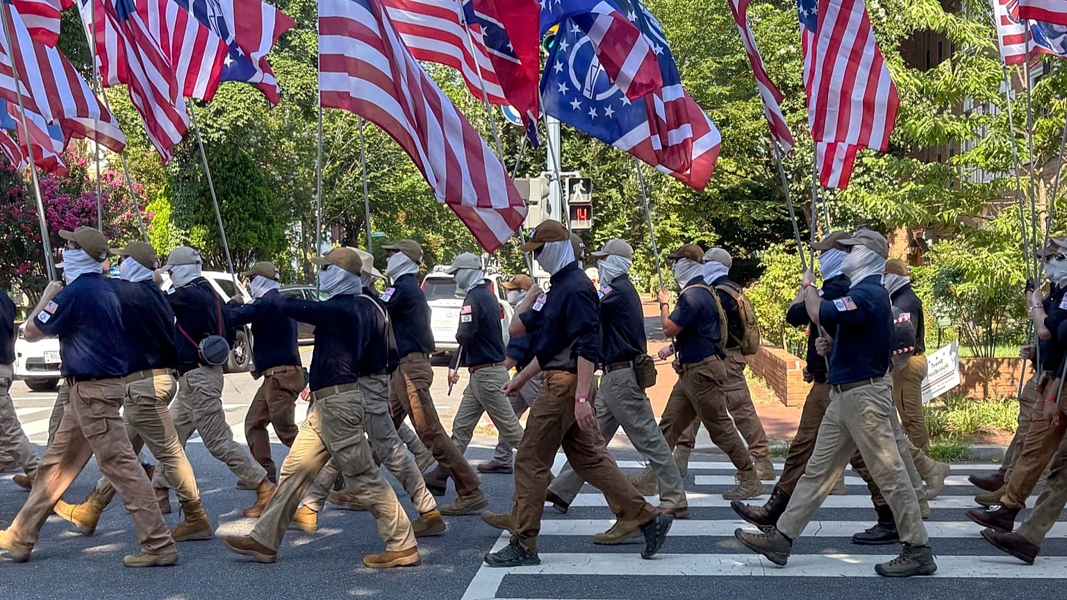 Mitglieder der Gruppe Patriot Front ziehen mit Masken durch Washington, kurz vor den Feierlichkeiten zum US-Unabhängigkeitstag am 4. Juli 2026.