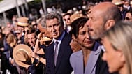 Alberto Núñez Feijóo, en el centro de la imagen, separado de Isabel Díaz Ayuso (de lila a su izquierda) durante un acto del 7 de junio por la visita del Papa León XIV a España