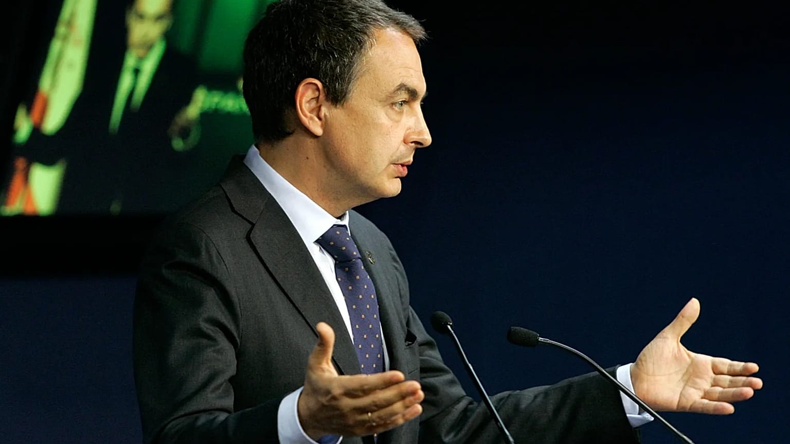 ARQUIVO - O antigo primeiro-ministro espanhol, José Luis Rodríguez Zapatero, responde a perguntas em conferência de imprensa após a cimeira da UE em Bruxelas, sexta-feira