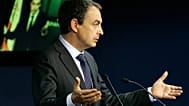 ARCHIVO - El expresidente del Gobierno español, José Luis Rodríguez Zapatero, responde a preguntas durante una rueda de prensa tras la cumbre de la UE en Bruselas, el viernes 