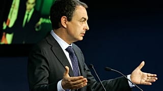 ARCHIVO - El expresidente del Gobierno español, José Luis Rodríguez Zapatero, responde a preguntas durante una rueda de prensa tras la cumbre de la UE en Bruselas, el viernes 