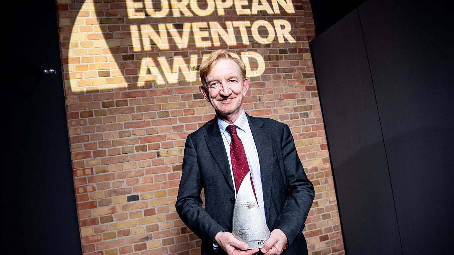 O Sir Andrian Hill με το βραβείο European Inventor Award 2026 στην κατηγορία «Έρευνα» 