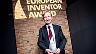 O Sir Andrian Hill με το βραβείο European Inventor Award 2026 στην κατηγορία «Έρευνα» 