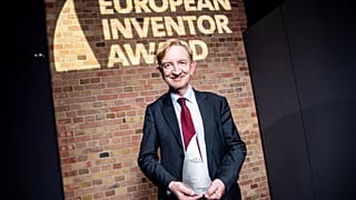 O Sir Andrian Hill με το βραβείο European Inventor Award 2026 στην κατηγορία «Έρευνα» 