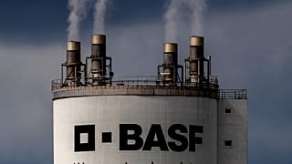 Aus einem Schornstein des BASF-Chemiewerks in Ludwigshafen steigt Dampf auf.