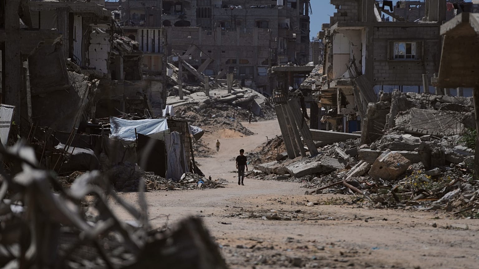 طفل فلسطيني يسير في شارع محاط بالمباني التي دمرتها الغارات العسكرية الإسرائيلية خلال الحرب بين إسرائيل وحماس في خان يونس، قطاع غزة، الأربعاء 1 يوليو 2026.