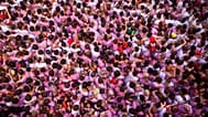 ARCHIVES – Sur cette photo du 6 juillet 2011, des fêtards se réunissent pour le « Chupinazo », coup d'envoi des fêtes de San Fermín 2011 à Pampelune, Espagne.