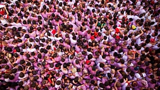 ARCHIVO - En esta foto del 6 de julio de 2011, los juerguistas se reúnen para el 'Chupinazo', la inauguración de las fiestas de San Fermín de 2011 en Pamplona, ​​España.