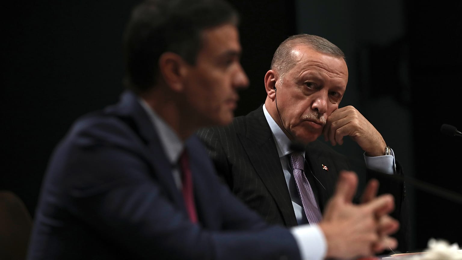 El presidente de Turquía, Recep Tayyip Erdogan, observa a Pedro Sánchez durante una rueda de prensa conjunta tras su reunión en Ankara del 17 de noviembre de 2021