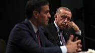 El presidente de Turquía, Recep Tayyip Erdogan, observa a Pedro Sánchez durante una rueda de prensa conjunta tras su reunión en Ankara del 17 de noviembre de 2021