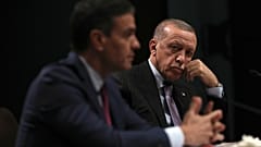 El presidente de Turquía, Recep Tayyip Erdogan, observa a Pedro Sánchez durante una rueda de prensa conjunta tras su reunión en Ankara del 17 de noviembre de 2021