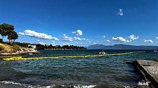 Τοποθέτηση πλωτού φράγματος σε παραλία της Χαλκίδας, Εύβοια