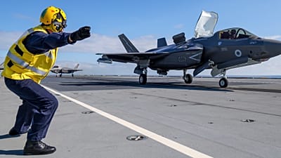 Истребители F-35B Королевского флота из британской авианосной группы вылетели с HMS Prince of Wales для перехвата российского военного самолёта, 2 июля 2026 года.