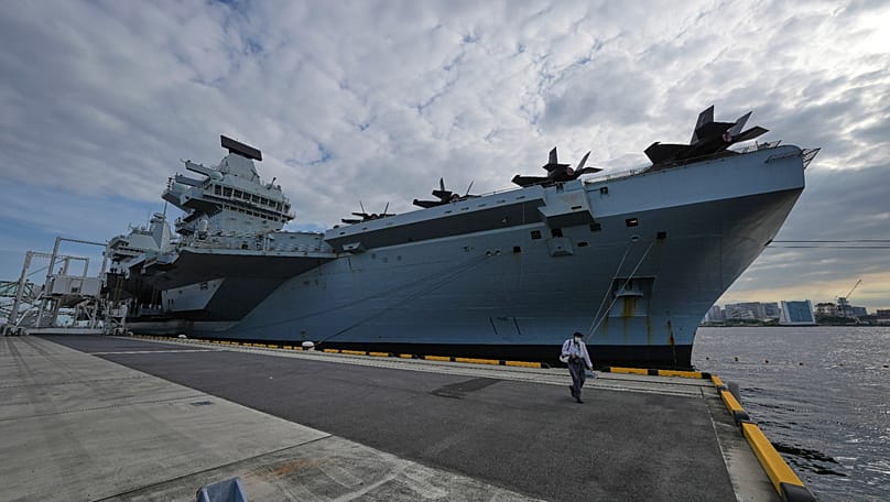 Le porte-avions HMS Prince of Wales dans le port de Tokyo, en août 2025