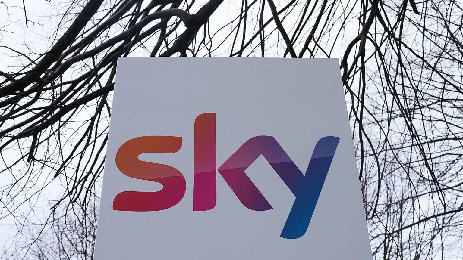 Photo d'archives - Vue d'une enseigne au siège de Sky, société britannique de télévision et de télécommunications, à Londres, vendredi 7 novembre 2025.