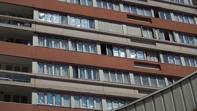Los habitantes de La dalle des Olympiades utilizan mantas de supervivencia para proteger sus viviendas del calor, París distrito 13, Francia, viernes 03/07/2026.