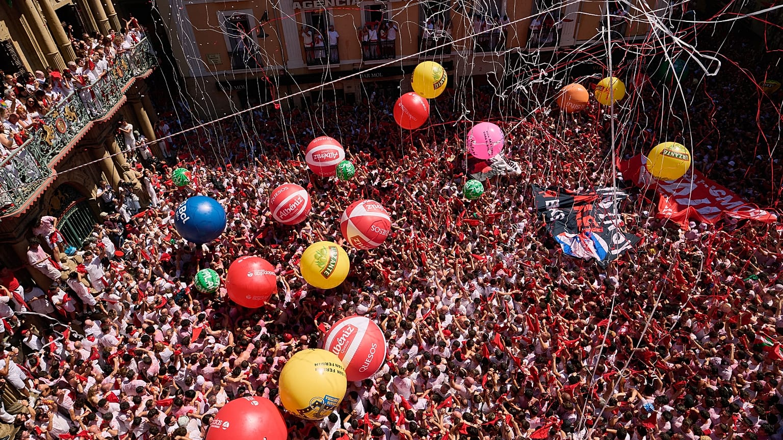 Pamplona, Spanien, Montag, den sechsten Juli 2026: Beim traditionellen Txupinazo-Raketenstart feiern Besucher den Beginn des neuntägigen San-Fermín-Fests.