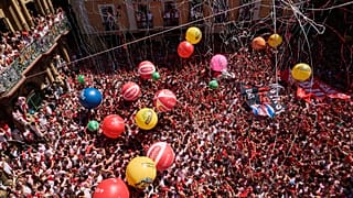 İspanya'nın Pamplona kentinde 6 Temmuz 2026'da, geleneksel 'txupinazo' roketi dokuz günlük San Fermín festivalini başlatırken kalabalık coşkuyla kutladı.