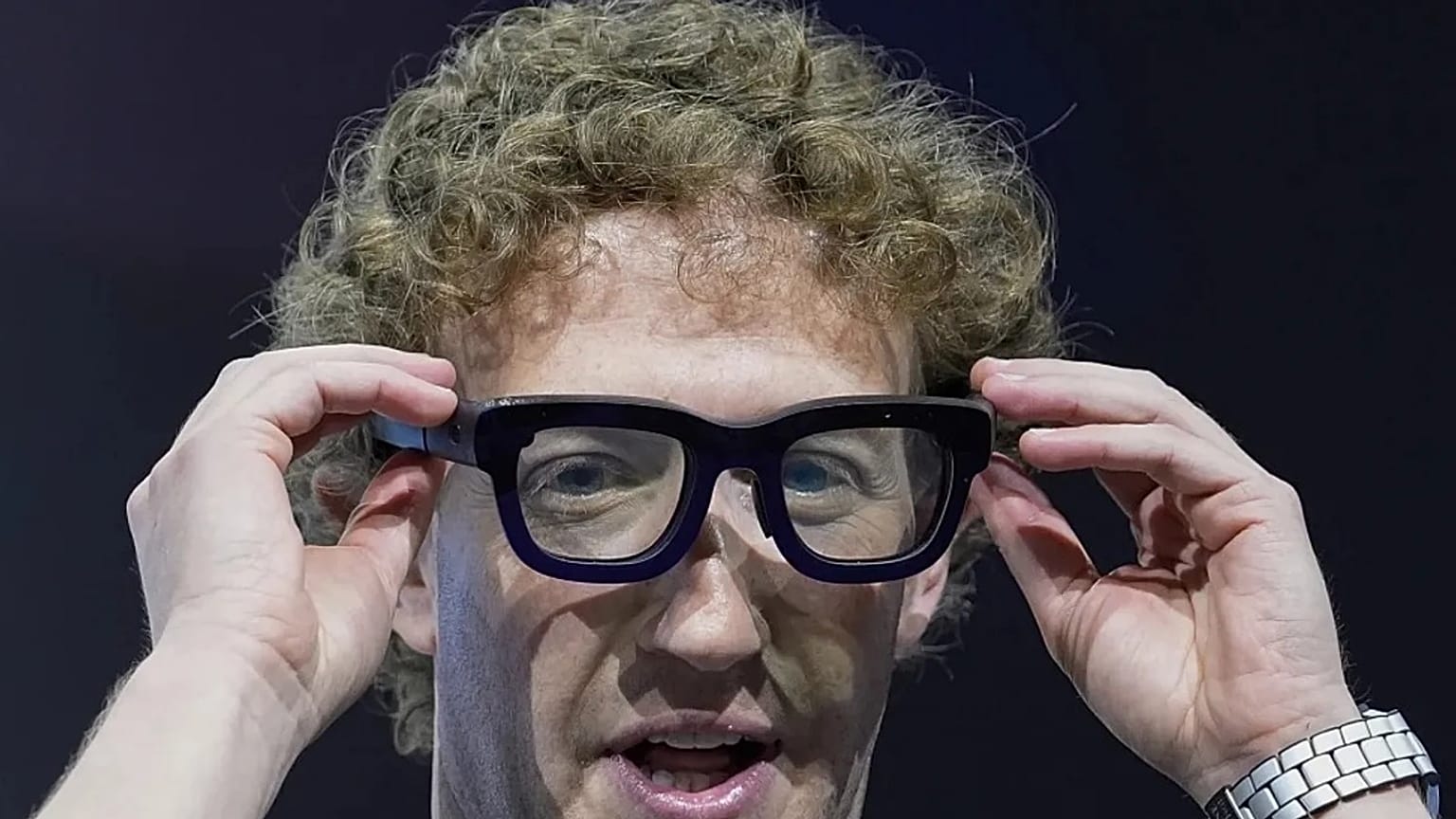 Mark Zuckerberg, Meta'nın akıllı gözlükleriyle. 