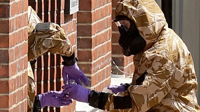 Специалисты группы в военных защитных костюмах во время работ по очистке от нервного агента «Новичок» в Солсбери, 6 июля 2018 года