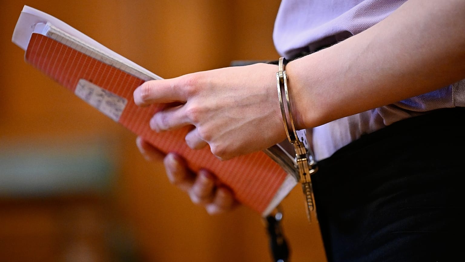 Immagine di repertorio di un imputato in tribunale