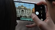 Visitante fotografa a Fontana di Trevi, em Roma, sexta-feira, 19 de dezembro de 2025