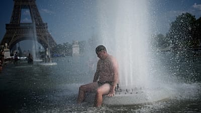 Οι Γάλλοι δροσίζονται στα διακοσμητικά σιντριβάνια λόγω καύσωνα.