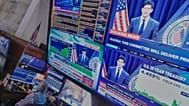 Η συνέντευξη Τύπου του προέδρου της Federal Reserve Κέβιν Γουόρς προβάλλεται στις οθόνες στην αίθουσα συναλλαγών του Χρηματιστηρίου της Νέας Υόρκης, 17 Ιουνίου 2026