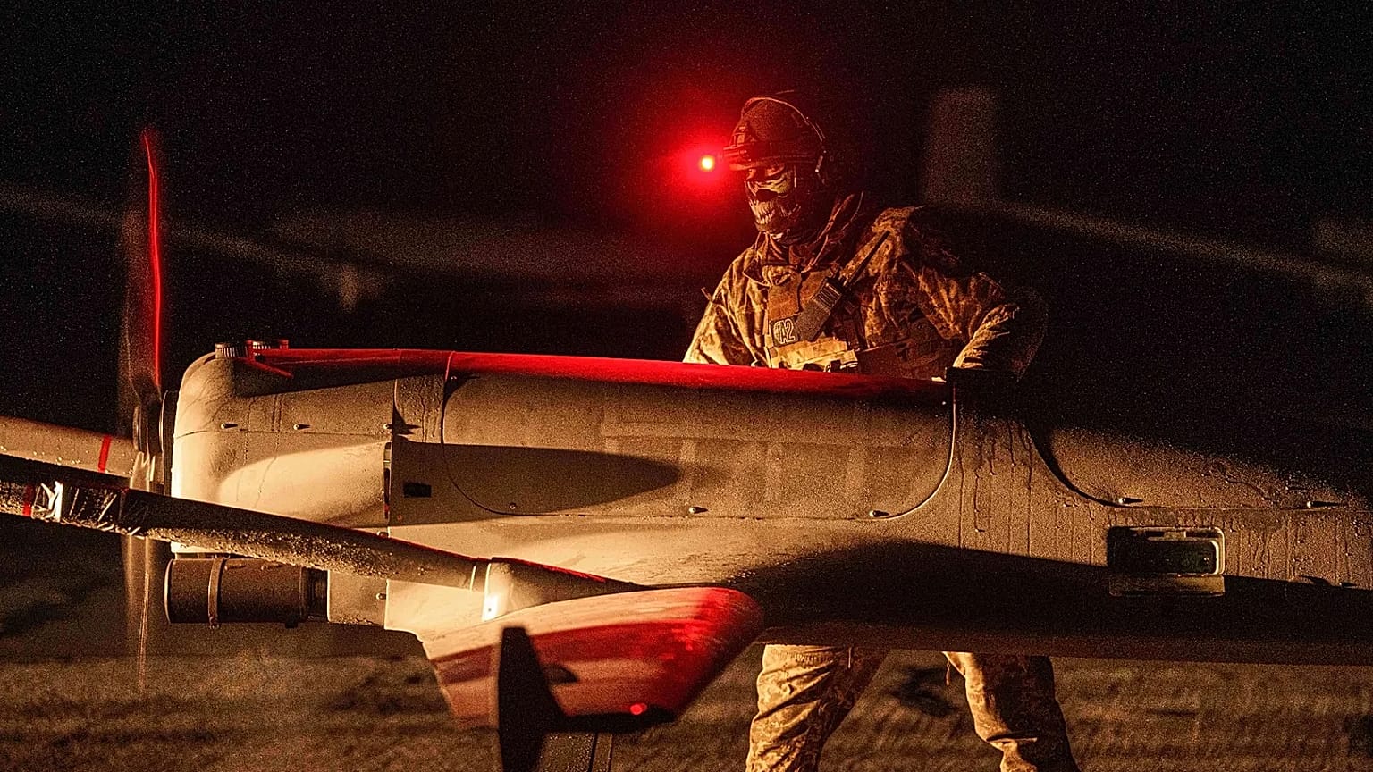 Ukraiński żołnierz z 14. Samodzielnego Pułku Bezzałogowych Systemów Powietrznych przygotowuje dalekiego zasięgu drona An-196 Liutyi do startu w nieujawnionej lokalizacji.