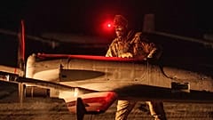 Αρχείο: Ουκρανός στρατιώτης του 14ου Συντάγματος μη επανδρωμένων αεροπορικών συστημάτων προετοιμάζει drone An-196 Liutyi πριν από την απογείωση από άγνωστη τοποθεσία