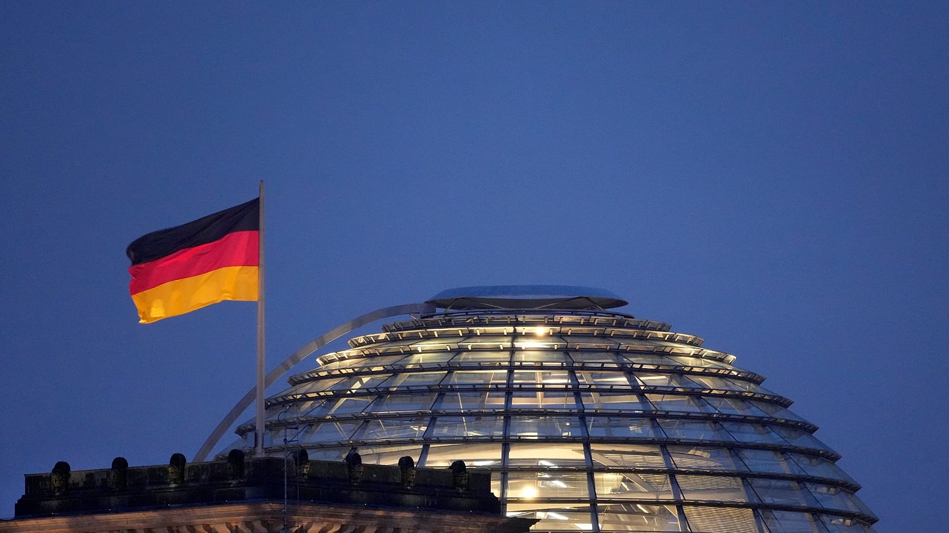 Un drapeau allemand flotte au sommet du bâtiment du Reichstag, siège du Bundestag, à Berlin, en Allemagne, le jeudi 18 novembre 2021.