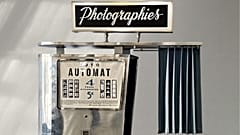 كشك صور قديم أُعيد ترميمه وحفظه من قبل شركة "Fotoautomat" الفرنسية.