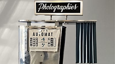 Una cabina fotografica d’epoca, restaurata e conservata dall’azienda francese Fotoautomat.