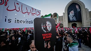 يحمل أحد المشيعين لافتة عليها صورة رئيس الوزراء الإسرائيلي بنيامين نتنياهو مع علامة تصويب وعبارة "سيُراق الدم" خلال مراسم جنازة المرشد الأعلى الإيراني الراحل آية الله علي خامن
