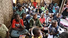 طلاب سودانيون غادروا السودان خلال الحرب الأهلية يستمعون إلى معلمهم في مدرسة للاجئين تضم نحو 73 طفلاً، في تاجوراء، شرق طرابلس، ليبيا، الاثنين 18 مايو 2026.