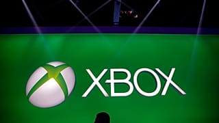Мужчина проходит мимо логотипа Xbox на стенде Microsoft на игровой выставке E3 в Лос-Анджелесе во вторник, 11 июня 2013 года.