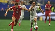Pedro Neto em disputa com Cucurella