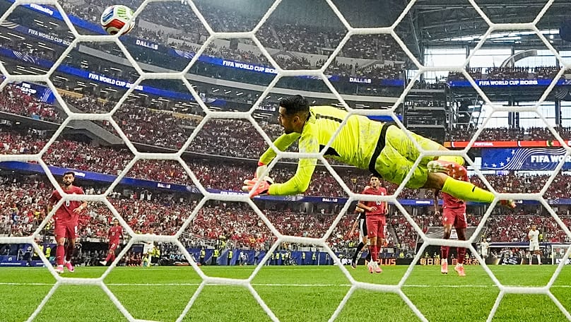 Diogo Costa defende espetacularmente um remate enquadrado de Baena