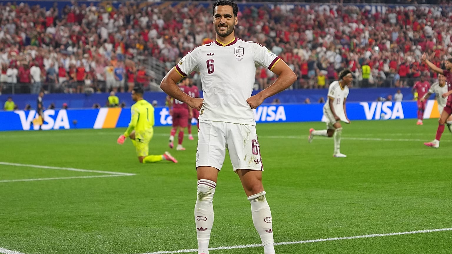Mikel Merino celebra el gol que da el pase a España a la siguiente fase. 